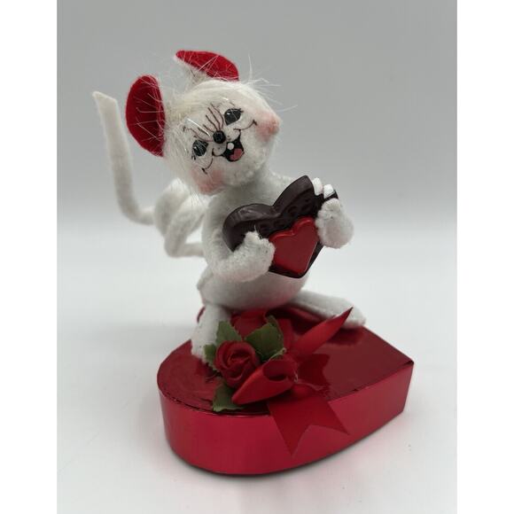 Annalee Doll 2007 Sweet on You Valentine’s Day Mouse with Chocolate & Roses 5” - Picture 1 of 9